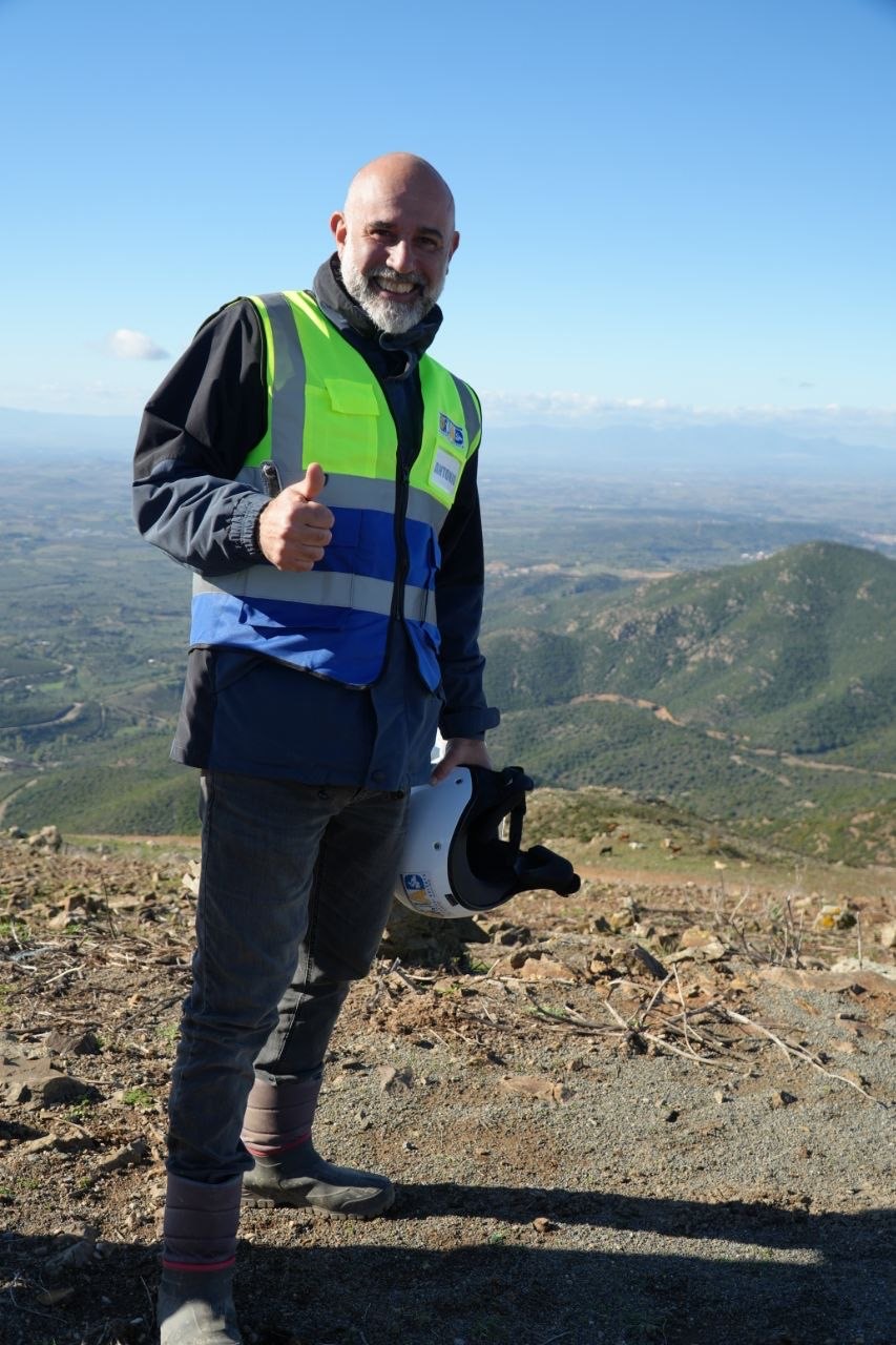 Guida dell'associazione in vetta con panorama sulle montagne