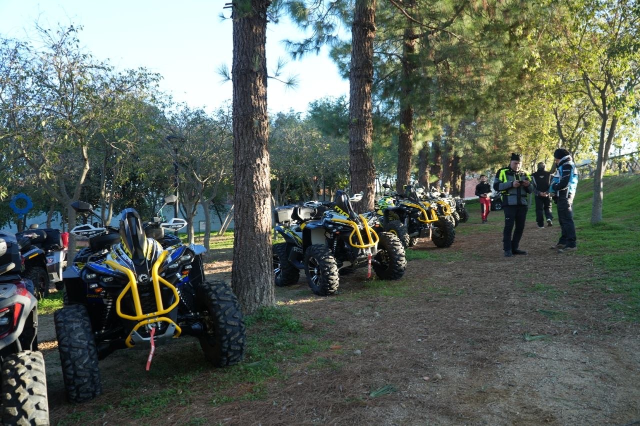 Lunga fila di quad Can-Am tra i pini