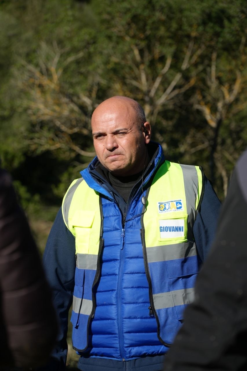 Membro dello staff al punto di ritrovo del raduno