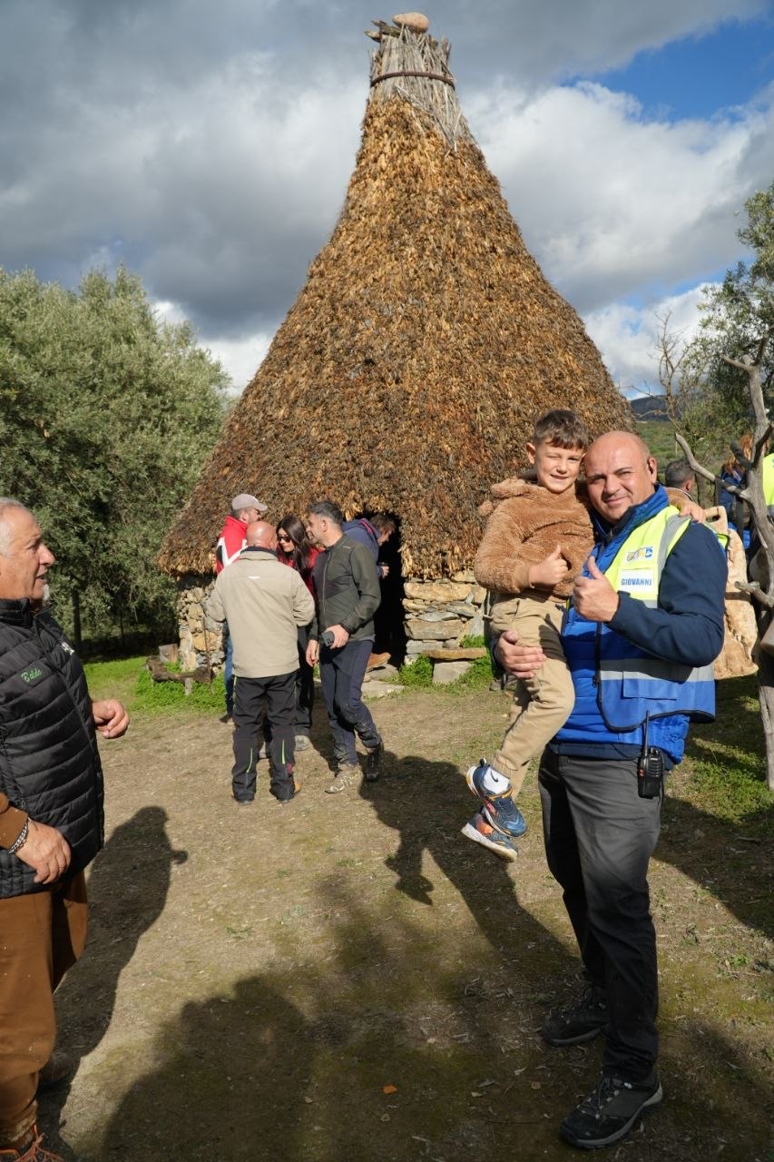 Staff del raduno con un piccolo appassionato di quad