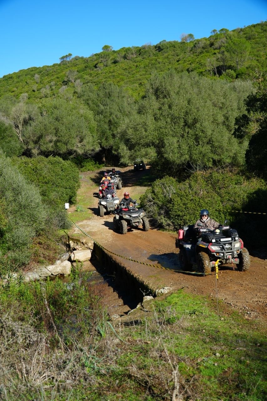 Colonna di quad in discesa verso il guado